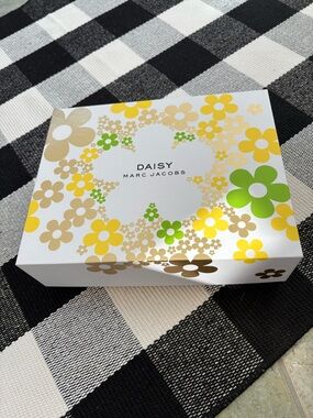 Marc Jacobs Daisy Floral Gift Box